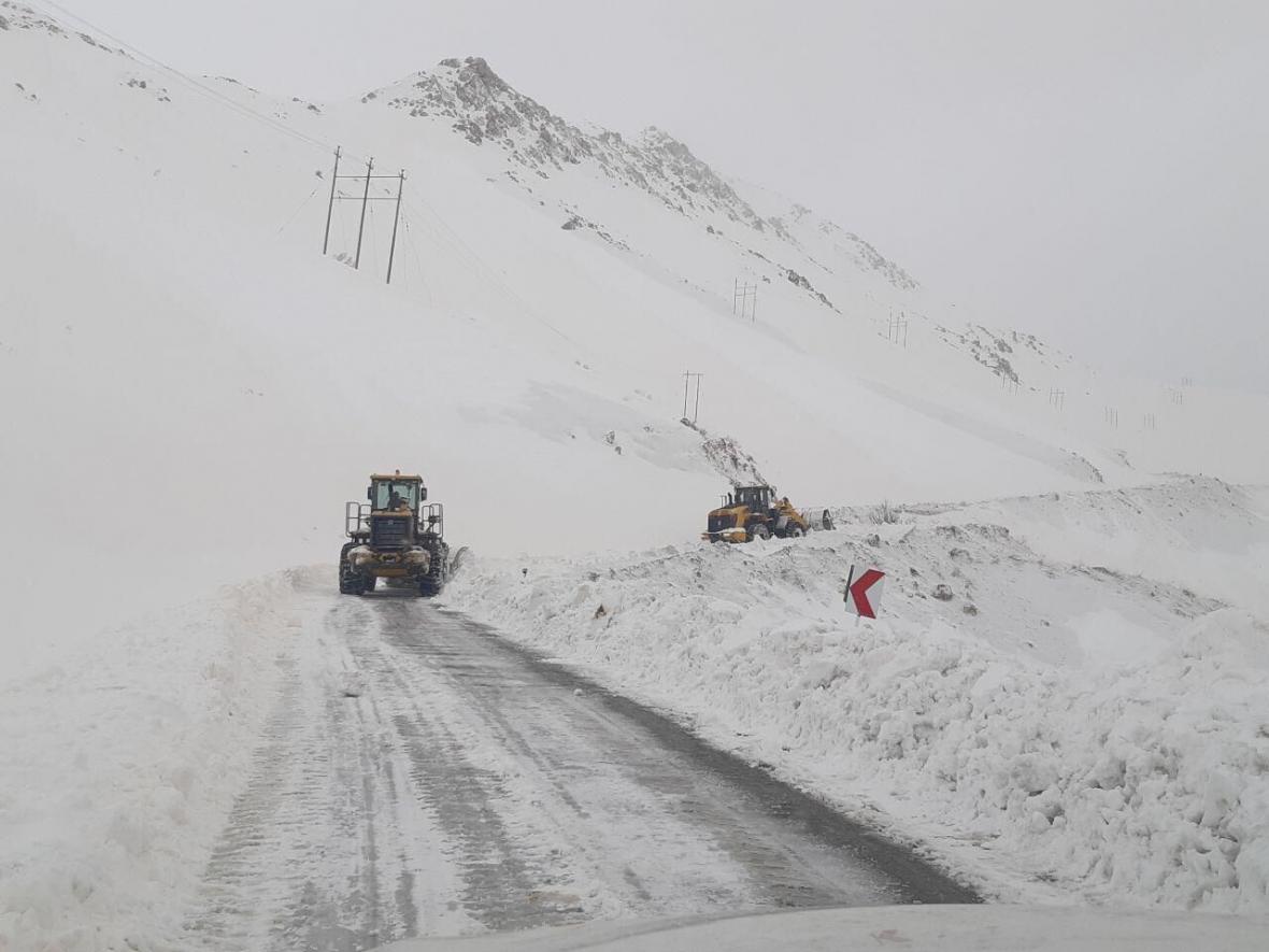خبرنگاران بازش برف گردنه های قزوین را فرا گرفت خبرنگاران بازش برف گردنه های قزوین را فرا گرفت